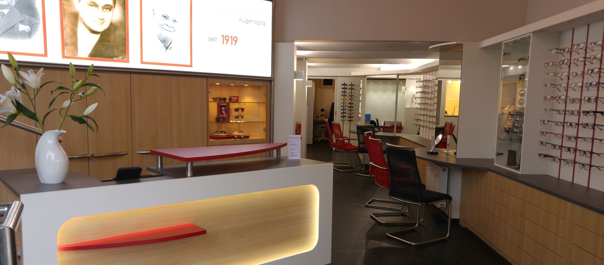 Eingangsbereich von Augenoptik Truckenbrod, dem Optiker-Fachgeschäft mit großer Brillenauswahl