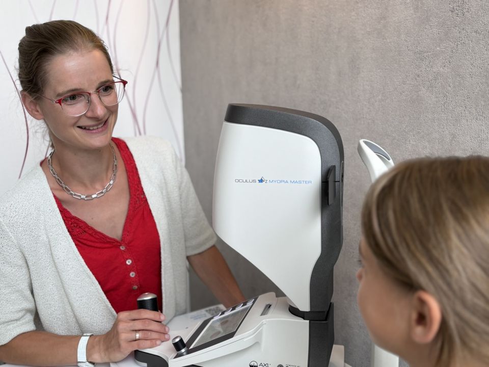 Kinderoptometrische Untersuchung am Myopia Master