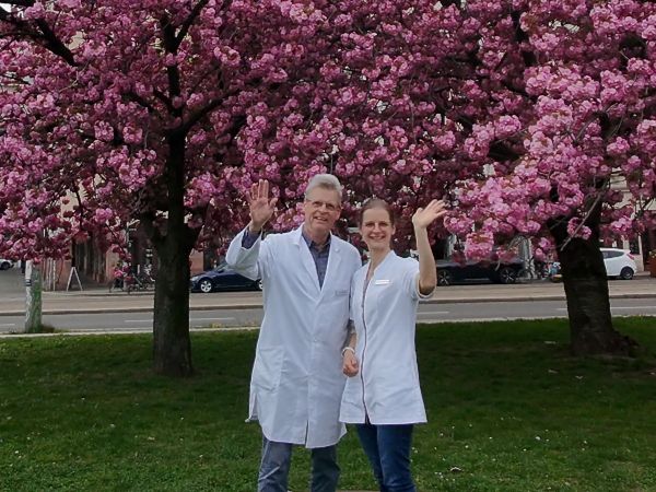 Carolin und Thomas Truckenbrod vor alljährlicher Kirschblüte am Johannisplatz