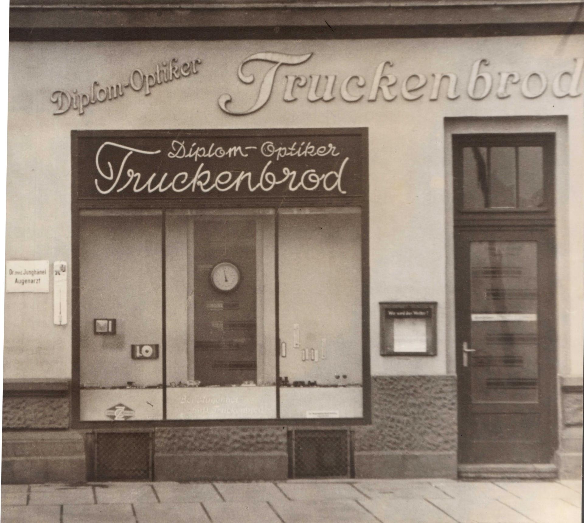 Historische Aufnahme von Augenoptik Truckenbrod am Johannisplatz in Leipzig