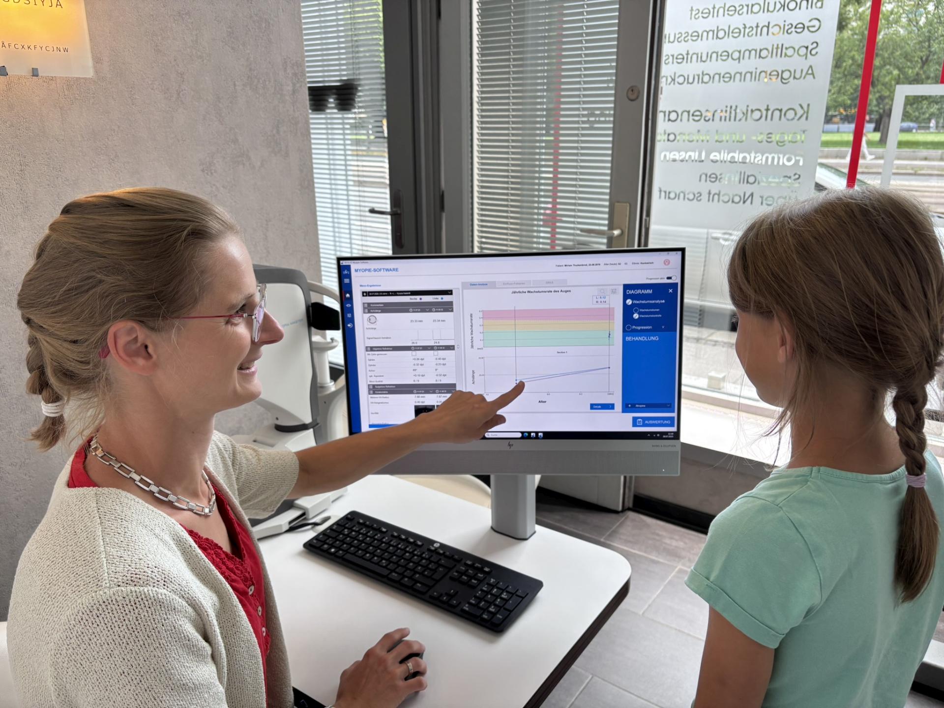 Frau Dr. Truckenbrod erklärt kindgerechte Myopieprävention bei Augenoptik Truckenbrod