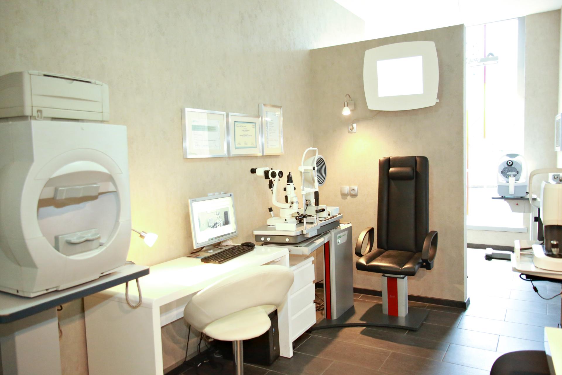 Optometrische Untersuchung mit modernen Messgeräten beim Optiker