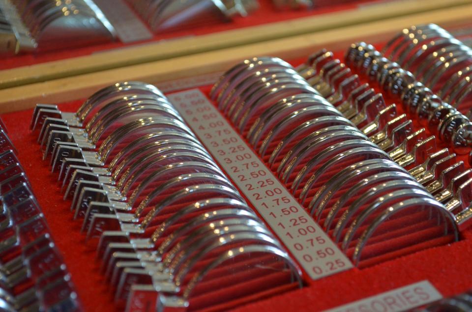 Brillengläser in unterschiedlichen Dioptrien für professionelle Refraktion beim Augenoptiker