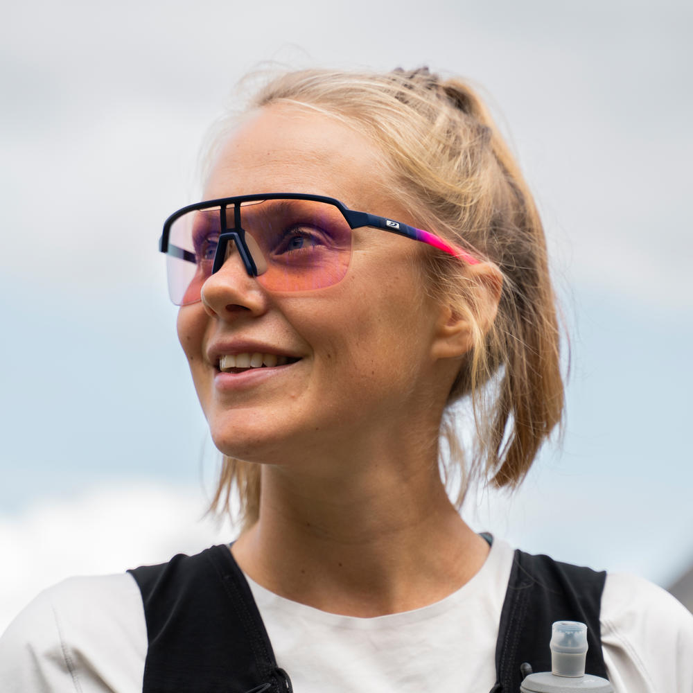 Frau mit Sportbrille der Marke Julbo - Modell Freuqncy