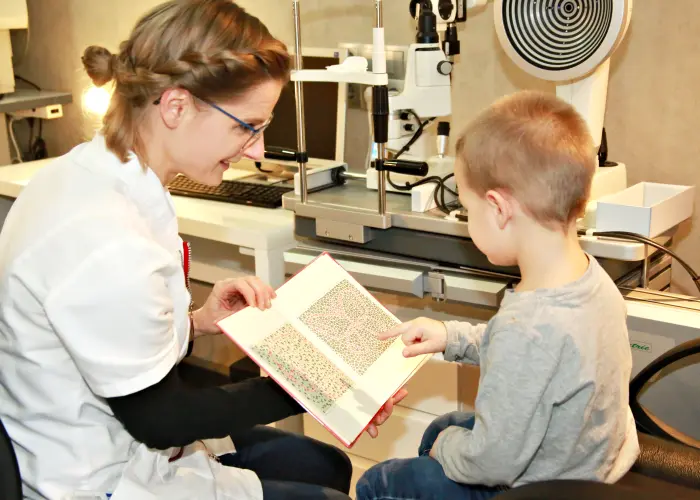 Entscheiden Sie sich für die Anfertigung von Kinderbrillen in Leipzig für Augenoptik Truckenbrod, so erhalten Sie ab sofort unseren Sehpass für Kinder. Im Sehpass wird bei jeden Ihrer Besuche die Sehschärfe ihres Kindes gemessen und eingetragen. Neben dem Augenarztbesuch erhalten Sie somit auch regelmäßig von uns Daten zur aktuellen Sehschärfe. Den gewohnten Brillenpass mit den Glasstärken erhalten Sie weiterhin. Da die Glasstärken jedoch unabhängig von der Sehschärfe sind, ist eine separate Messung wichtig. Besonders als zusätzliche Sicherheit beim Amblyopiebehandlung (Abkleben eines Auges zur Verbesserung der Sehleistung des anderen Auges) und bei hohen Brillenglasstärken sowie steigender Kurzsichtigkeit fallen somit Sehveränderungen schneller auf. Damit die Augen Ihrer Kinder in sicheren Händen sind. Der Sehpass für Kinder bei Augenoptik Truckenbrod in Leipzig
