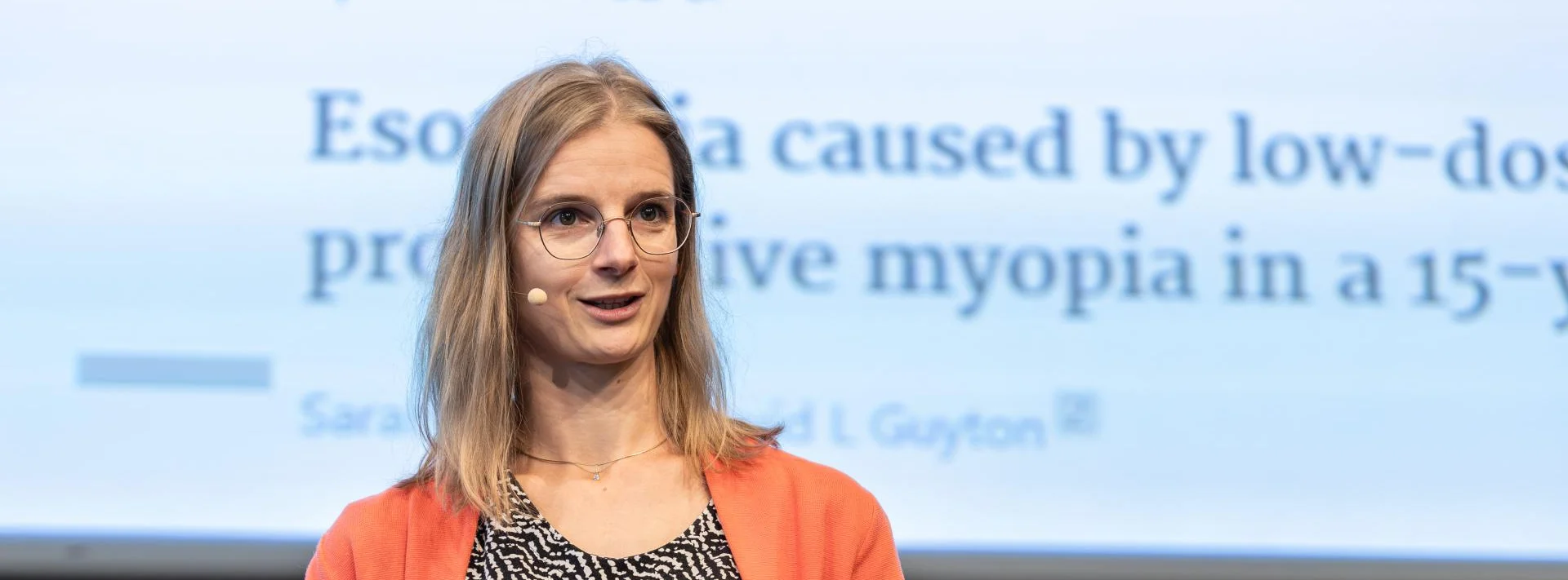 Dr. Carolin Truckenbrod hält einen Vortrag